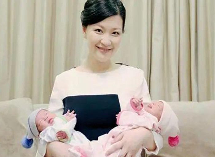 主持人陈蓉照片 一手抱着一个孩子的陈蓉满脸都是幸福
